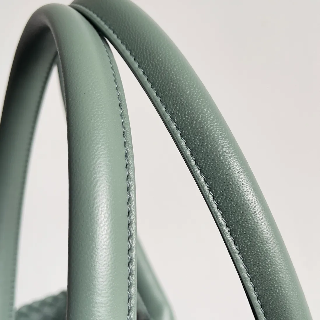 Batch 2860 Classic returns... (large size 51cm) • Cabat, born in 2001, is one of the most iconic styles of the Bottega Veneta workshop. The whole bag is made of top-grade imported lambskin. There is no exposed logo on the whole bag, but with the classic wide woven elements, you can tell who it belongs to at a glance! Can be carried on one shoulder, very practical! Style number: 608811 Size: 51*18*28
